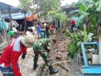 Cegah Banjir Dan Luapan Air Saat Hujan Tiba, Babinsa Pajang Bersama Masyarakat Kerja Bhakti Bersihkan Selokan