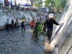 Bersihkan Kali Pepe, Babinsa Ketelan Berharap Tidak Terjadi Banjir Dan Luapan Air Saat Hujan Tiba