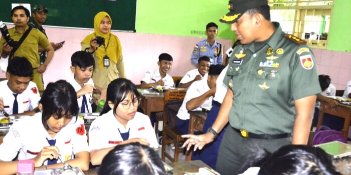 Sukseskan Program Pemerintah, Kodim 0735/Surakarta Bantu Distribusikan Makanan Bergizi Gratis di Kota Solo