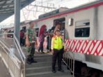 Sambangi Stasiun Kereta Api Jebres, Babinsa Purwodiningratan Himbau Penumpang Waspada Terhadap Tindak Kejahatan