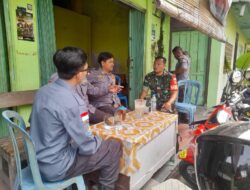 Sembari Bincang Santai, Babinsa Kedunglumbu Selipkan Pesan Jaga Kamtibmas Kepada Linmas