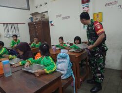 ”Cuci Tangan, Sebelum Makan” Pesan Babinsa Kepatihan Wetan Dalam Bantu Pendistribusian Makan Bergizi di SDN Kepatihan