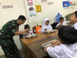 Tidak Menyia-iyakan Kesempatan, Babinsa Kepatihan Wetan Jalin Keakraban Dengan Murid Disela-sela Pembagian Makanan Bergizi Gratis