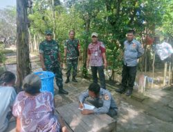 Danramil 05/Pasar Kliwon Dan Babinsa Sangkrah Terjun Langsung ke Lokasi Bantu Evakuasi Warga Akibat Banjir