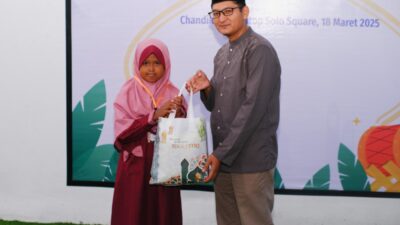 SD Muhammadiyah PK Solo : Bagikan Kado Ramadan Anak Yatim