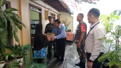 Door To Door, Danramil 02/Banjarsari Bersinergi Dengan Staf Hotel Grand Larisae Bagikan Sembako Kepada Warga Masyarakat