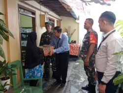 Door To Door, Danramil 02/Banjarsari Bersinergi Dengan Staf Hotel Grand Larisae Bagikan Sembako Kepada Warga Masyarakat