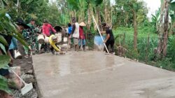 Maksimalkan Proses Betonisasi, Tim TMMD Terapkan Teknik Penaburan Semen Agar Beton Mengering Sempurna