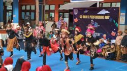 SD Muhammadiyah 1 Ketelan : Gelar Upacara Hardiknas Mengenakan Pakaian Adat dan Performing Art