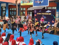 SD Muhammadiyah 1 Ketelan : Gelar Upacara Hardiknas Mengenakan Pakaian Adat dan Performing Art