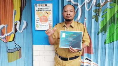 SD Muhammadiyah 01 Ketelan : Waka Humas Terima Sertifikat Penulis Buku