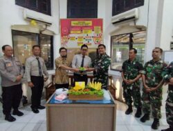 HUT Bhayangkara ke – 79, Koramil 04/Jebres Berikan Kejutan Kepada Anggota Polsek Jebres