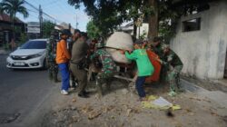 Kompak…!! Satgas TMMD Reguler Ke-125 Kodim 0735/Surakarta Bersama Warga Pindahkan Mesin Molen
