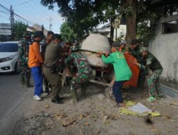 Kompak…!! Satgas TMMD Reguler Ke-125 Kodim 0735/Surakarta Bersama Warga Pindahkan Mesin Molen