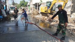 Respon Cepat Tanggapi Keluhan Warga, Satgas TMMD Reguler Ke-125 Gandeng Damkar Laksanakan Penyemprotan Debu