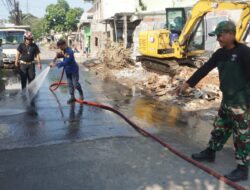 Respon Cepat Tanggapi Keluhan Warga, Satgas TMMD Reguler Ke-125 Gandeng Damkar Laksanakan Penyemprotan Debu