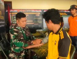 Tim Kesehatan Dari Denkesyah 04.04.04/Surakarta Rutin Cek Kondisi Anggota Satgas TMMD Reguler Ke-125 Kodim 0735/Surakarta Dan Warga