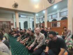 Sembari Pengamanan Demonstrasi, Kodim Surakarta Ajak Masyarakat Sholat Magrib Berjamaah