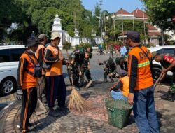 Pasca Demonstrasi, Kodim 0735/Surakarta Bersinergi Dengan Pemkot Dan Instansi Terkait Bersihkan Area Patung Gladag Solo