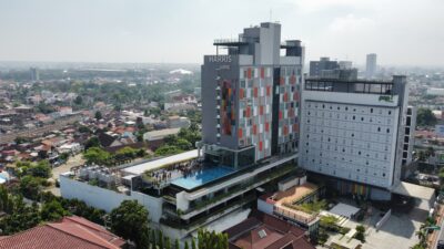 GANDENG UMKM BATIK GUNAWAN SETIAWAN HARRIS HOTEL SOLO : BENTANGKAN KAIN BATIK TERBESAR INDONESIA SAMBUT HARI BATIK NASIONAL 2025