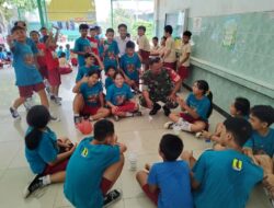 Berikan Motivasi, Babinsa Koramil 04/Jebres Ajak Siswa Siswi SD Disiplin Dan Giat Belajar Raih Cita-Cita