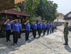Tingkatkan Kedisiplinan Dan Kesiapan, Babinsa Berikan Pelatihan Baris Berbaris Kepada Satlinmas