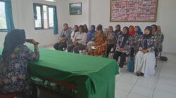 Tingkatkan Rasa Kebersamaan, Ketua Persit Ranting 5 Koramil 04/Jebres Berikan Arahan Dalam Pertemuan Rutin