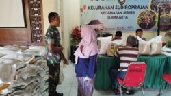 Babinsa Sudiroprajan Dampingi Pendistribusian Beras Untuk Warga, Yakinkan Bantuan Tepat Sasaran