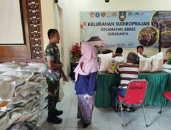 Babinsa Sudiroprajan Dampingi Pendistribusian Beras Untuk Warga, Yakinkan Bantuan Tepat Sasaran