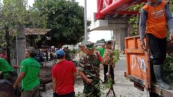 Gandeng Tim Saberling, Babinsa Joglo Laksanakan Kerja Bakti Ciptakan Lingkungan Yang Bersih Dan Sehat