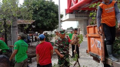 Gandeng Tim Saberling, Babinsa Joglo Laksanakan Kerja Bakti Ciptakan Lingkungan Yang Bersih Dan Sehat