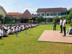 Tanamkan Kedisiplinan Dan Bentuk Karakter Sejak Dini, Babinsa Manahan Berikan Pelatihan PBB di SMA Negeri 4 Surakarta