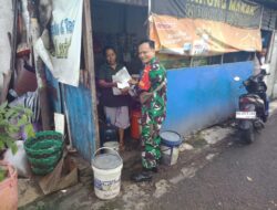 Babinsa Kepatihan Wetan Berbagi Kasih : Sertu Budiono Salurkan Bantuan Sembako Kepada Warga Kurang Mampu