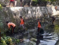 “Kita Jaga Alam, Alam Jaga Kita” Danramil 02/Banjarsari Pimpin Kerja Bakti Pembersihan Kali Pepe