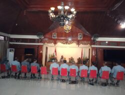 Arahan Babinsa Kepatihan Wetan Kepada Linmas Untuk Tingkatkan Kewaspadaan Dan Sinergitas Hadapi Nataru 2025/2026