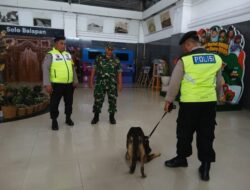 Gunakan Anjing Pelacak, Babinsa Kestalan Bersama Bhabinkamtibmas Laksanakan Patroli Pengaman Obyek Vital Jelang Nataru