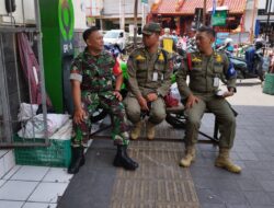 Babinsa Sudiroprajan Bersinergi Dengan Satpol PP, Siap Mengamankan Malam Pergantian Tahun