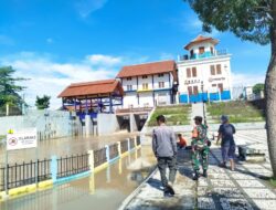 Babinsa Sewu Cek Debit Air Sungai Demangan, Antisipasi Banjir di Musim Hujan