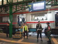 Pastikan Arus Balik Lancar Dan Aman Pasca Libur Nataru, Babinsa Purwosari Laksanakan Pemantauan di Stasiun Kereta Api