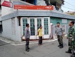 Patroli Babinsa Manahan Bersama Linmas Susuri Pemukiman Penduduk Dan UMKM