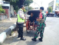 Tak Kenal Kasta, Silaturahmi Babinsa Kepatihan Wetan Menyasar Tukang Becak, Ingatkan Selalu Berhati-hati Saat Bawa Penumpang