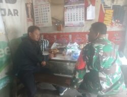 Sembari Bincang Santai & Minum Kopi, Babinsa Jebres Selipkan Pesan Jaga Keamanan Lingkungan