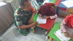 Sambangi TK Aisyiyah Purwodiningratan, Babinsa Berikan Motivasi Dan Kenalkan Profesi TNI