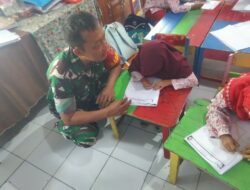 Sambangi TK Aisyiyah Purwodiningratan, Babinsa Berikan Motivasi Dan Kenalkan Profesi TNI