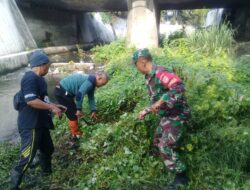 Cegah Banjir, Babinsa Keprabon Bersama Warga Laksanakan Kerja Bakti Resik-resik Kali Pepe