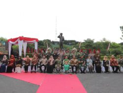 Pangdivif 2 Kostrad Resmikan Patung H.M. Soeharto di Brigif 6/TSB
