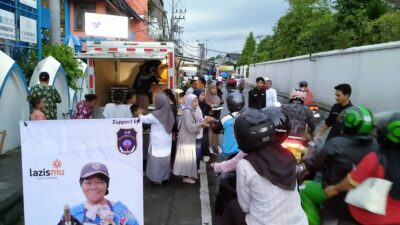 Tebar 250 Takjil di Depan SD Muhammadiyah 1 Solo, KL Lazismu Panen Antusiasme Warga