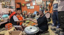 Ratusan Takjil Dibagi Ditengah Hujan, Anniversary 7 Tahun Untung Suropati Berbagi Berkah di Bulan Ramadhan