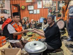 Ratusan Takjil Dibagi Ditengah Hujan, Anniversary 7 Tahun Untung Suropati Berbagi Berkah di Bulan Ramadhan