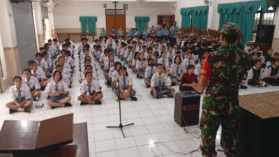 Membangun Generasi Disiplin & Cinta Tanah Air : Babinsa Punggawan Berikan Pembinaan Wawasan Kebangsaan di SMK Marsudirini Surakarta